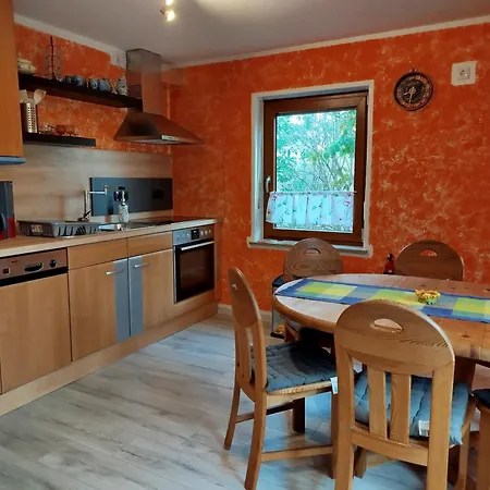 Geraeumige Mit Doppelbett, Bad, Kueche Und Balkon