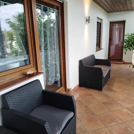 Geraeumige Mit Doppelbett, Bad, Kueche Und Balkon