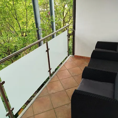 Geraeumige Mit Doppelbett, Bad, Kueche Und Balkon 民宿