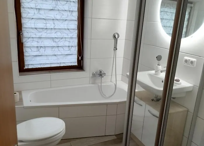 Geräumiges Zimmer mit Doppelbett, Bad und Küche *